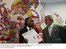 Presidente Lula e o ministro Gilberto Gil que lhe mostra exemplar do disco Tropicália gravado em 1967.
