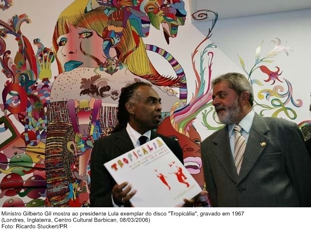 Presidente Lula e o ministro Gilberto Gil que lhe mostra exemplar do disco Tropicália gravado em 1967.