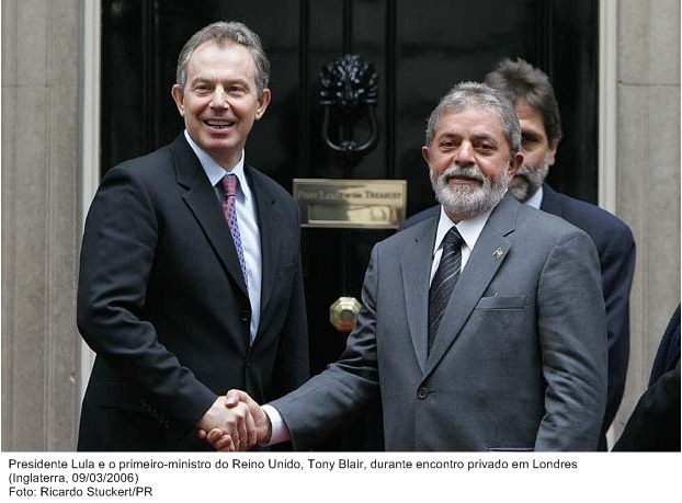 Presidente Lula e o primeiro-ministro do Reino Unido, Tony Blair, durante encontro privado em Londres.