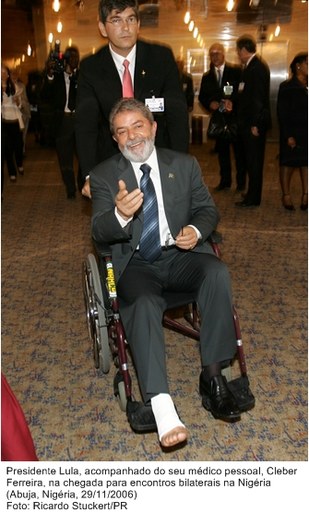 Presidente Lula, acompanhado de seu médico pessoal, Cléber Ferreira, na chegada para encontros bilateriais na Nigéria.
