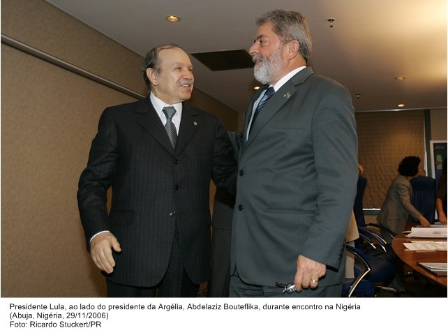 Presidente Lula, ao lado do presidente da Argélia, Abdelaziz Bouteflika, durante encontro na Nigéria.