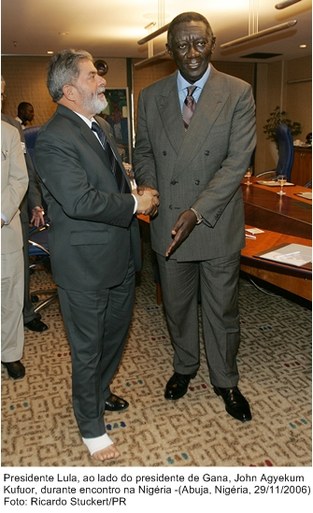 Presidente Lula, ao lado do presidente de Gana, John Agyekum Kufuor, durante encontro na Nigéria.