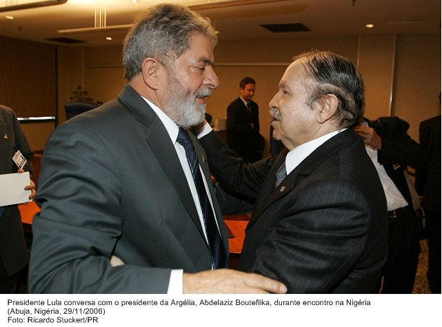 Presidente Lula conversa com o presidente da Argélia, Abdelaziz Bouteflika, durante encontro na Nigéria.