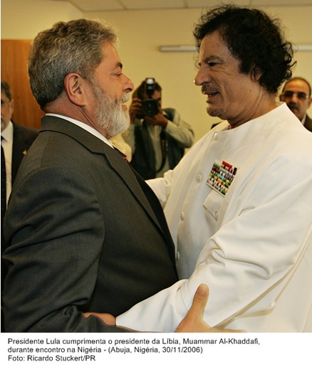 Presidente Lula cumprimenta o presidente da Líbia, Muammar Al-Khaddafi, durante encontro na Nigéria.