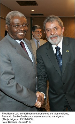 Presidente Lula cumprimenta o presidente de Moçambique, Armando Emílio Guebuza, durante encontro na Nigéria.