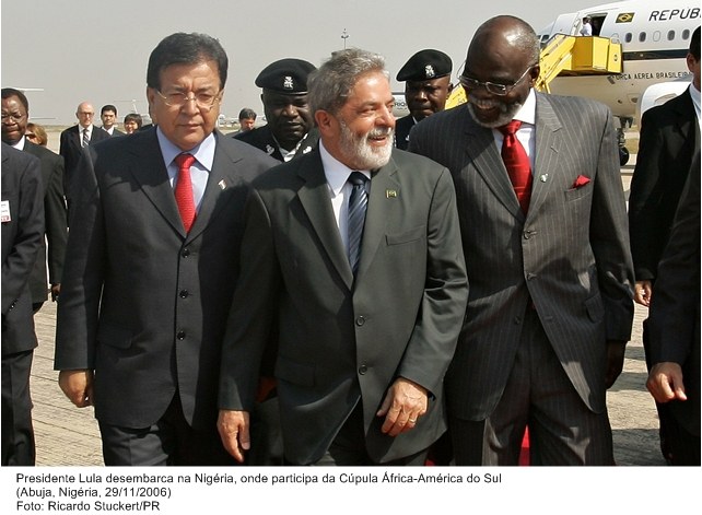 Presidente Lula desembarca na Nigéria, onde participa da Cúpula África - América do Sul.