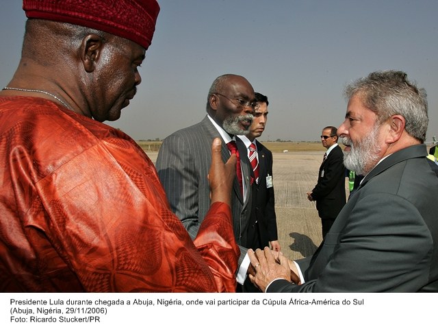 Presidente Lula durante chegada a Abuja, Nigéria, onde vai participar da Cúpula África-América do Sul.