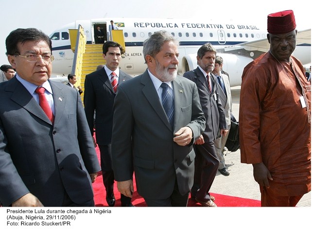 Presidente Lula durante chegada à Nigéria.