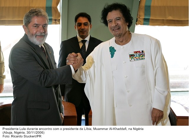 Presidente Lula, durante encontro com o presidente da Líbia, Muammar Al-Kadhafi, na Nigéria.
