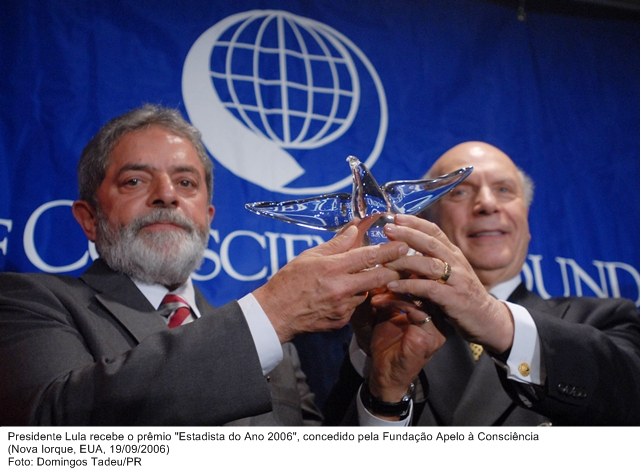 Presidente Lula recebe o prêmio Estadista do Ano 2006, concedida pela Fundação apelo à Consciência.
