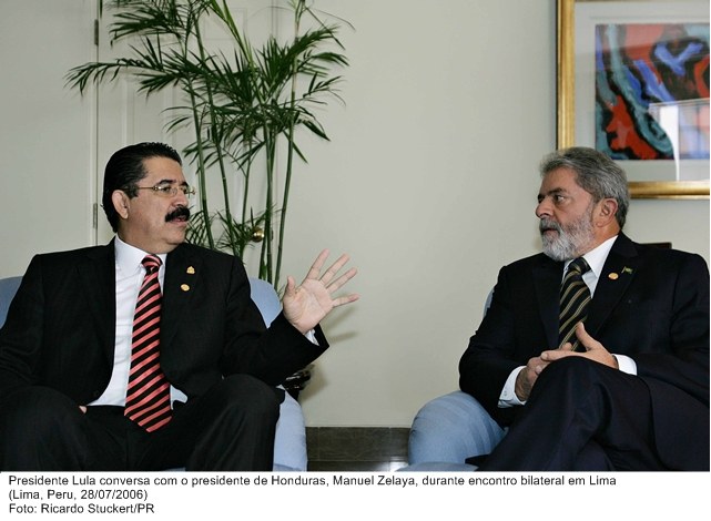 Presidente Lula conversa com o presidente de Honduras, Manoel Zelaya, durante encontro bilateral em Lima.