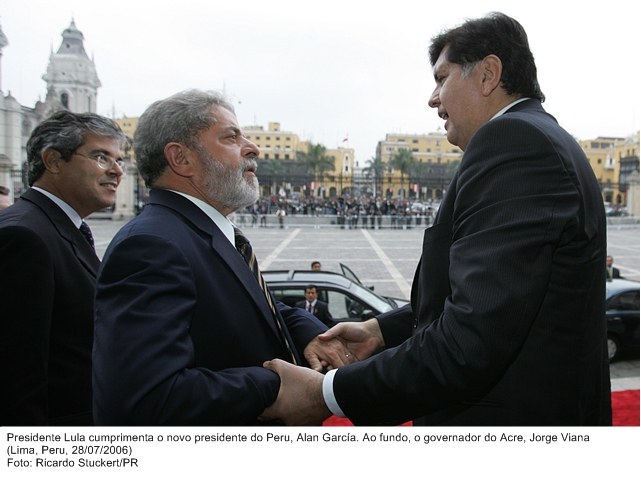 Presidente Lula cumprimenta o novo presidente do Peru, Alan García ao lado do governador do Acre, Jorge Viana.