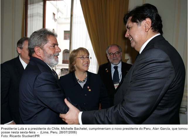 Presidente Lula e a presidente do Chile, Michelle Bachelet cumprimentam o novo presidente do Peru, Alan García.