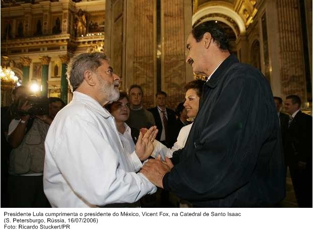 Presidente Lula cumprimenta o presidente do México, Vicente Fox, na Catedral de Santo Isaac.