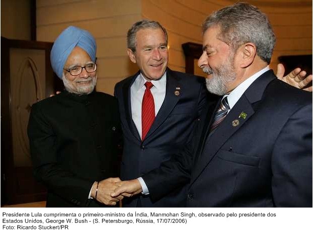 Presidente Lula cumprimenta o primeiro-ministro da Índia, Manmohan Sing.
