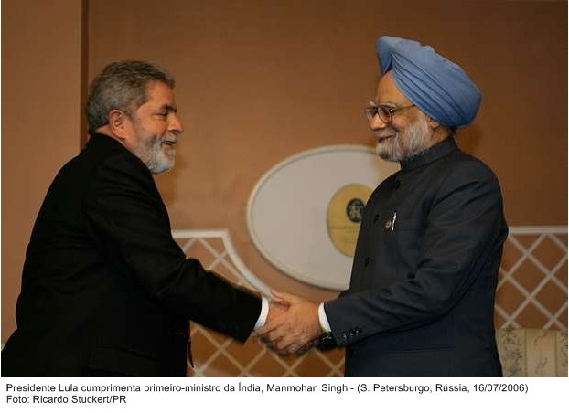 Presidente Lula cumprimenta o primeiro-ministro da Índia, Manmohan Sing.