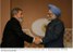 Presidente Lula cumprimenta o primeiro-ministro da Índia, Manmohan Sing.