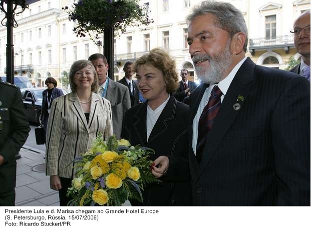 Presidente Lula e dona Marisa chegam ao Grande Hotel Europe.