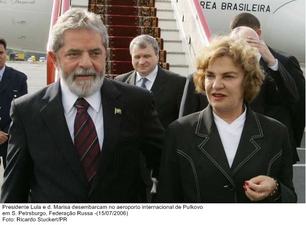 Presidente Lula e dona Marisa desembarcam no aeroporto internacional de Pulkovo.