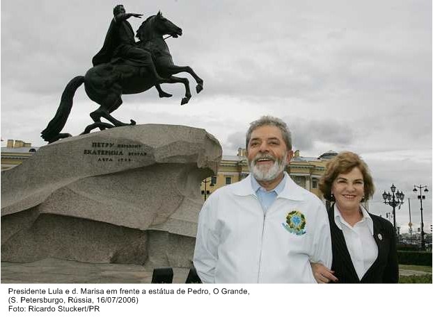 Presidente Lula e dona Marisa em frente a estátua de Pedro, O Grande.
