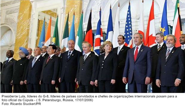 Presidente Lula, líderes do G-8, líderes dos países convidados e chefes de organismos internacionais posam para foto oficial da Cúpula.