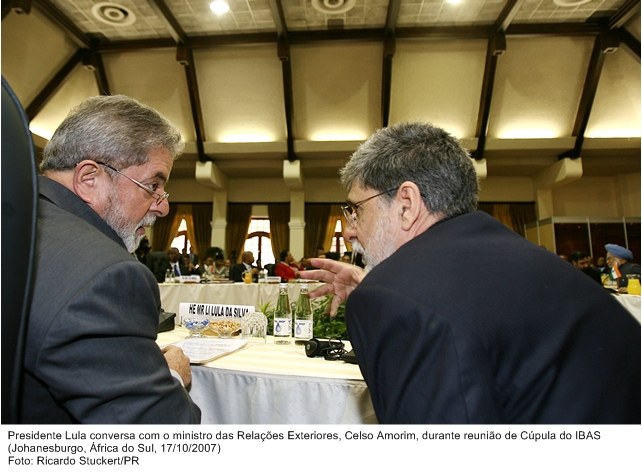 Presidente Lula conversa com o ministro Celso Amorim, durante cerimônia do IBAS - Índia, Brasil e África do Sul.