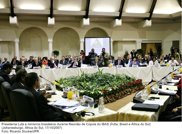 Presidente Lula e ministros brasileiros durante reunião de cúpula do IBAS - Índia, Brasil e África do Sul.