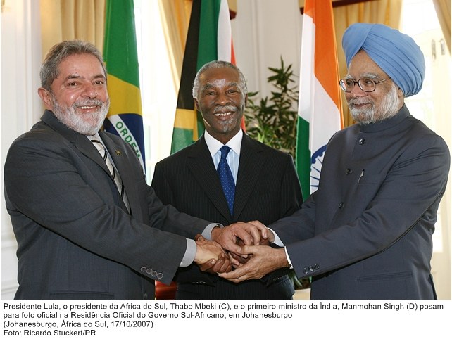 Presidente Lula, o presidente da África do Sul, Thabo Mbeki e o prmeiro-ministro da Índia, Manmohan Singh posam para foto oficial.