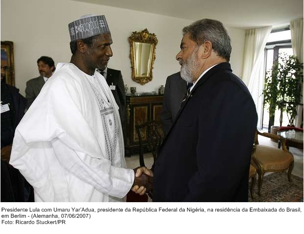 Presidente Lula com Umaru Yar'Adua, presidente da República Federal da Nigéria, na residência da Embaixada do Brasil em Berlim.