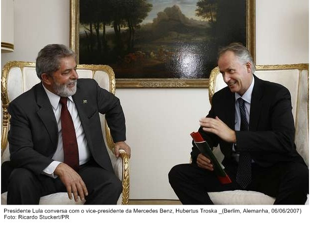 Presidente Lula conversa com o vice-presidente da Mercedez-Bens, Hubertus Troska.