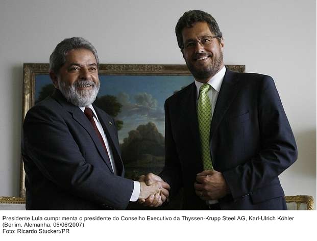 Presidente Lula cumprimenta o presidente do Conselho Executivo da Thyssen-Krupp Steel AG, Karl-Urich Köhler.