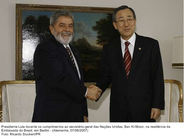 Presidente Lula durante os cumprimentos ao secretário-geral das Nações Unidas, Ban Ki-Moon, na residência da embaixada do Brasil em Berlim.