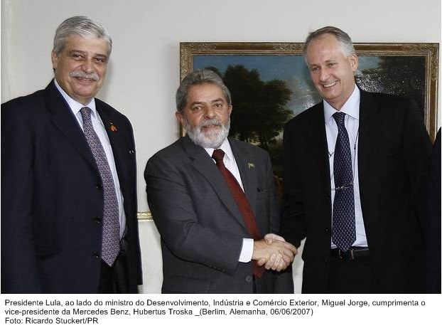 Presidente Lula e o ministro Miguel Jorge cumprimenta o vice-presidente da Mercerdez-Benz, Hubertus Troska.