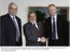 Presidente Lula e o ministro Miguel Jorge cumprimenta o vice-presidente da Mercerdez-Benz, Hubertus Troska.
