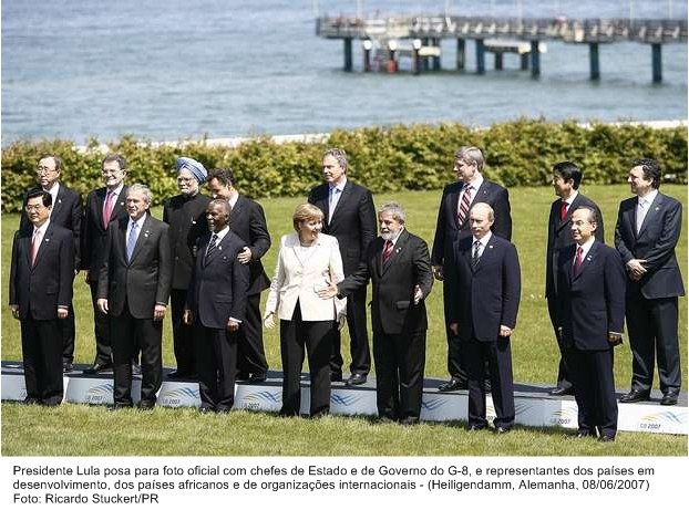 Presidente Lula posa para foto oficial com chefes de estado e de governo do G-8, e representantes de países em desenvolvimento.