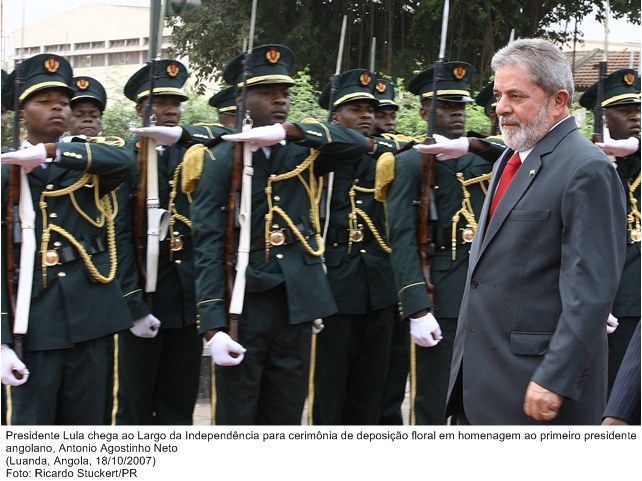 Presidente Lula chega ao largo da independência para cerimônia de deposição floral em homenagem ao primeiro presidente angolano.