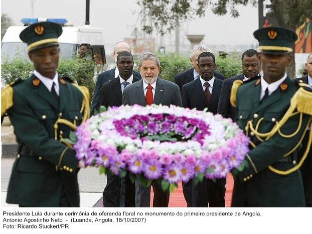 Presidente Lula durante cerimônia de oferenda floral no monumento do primeiro presidente da Angola, Antonio Agostinho Neto.