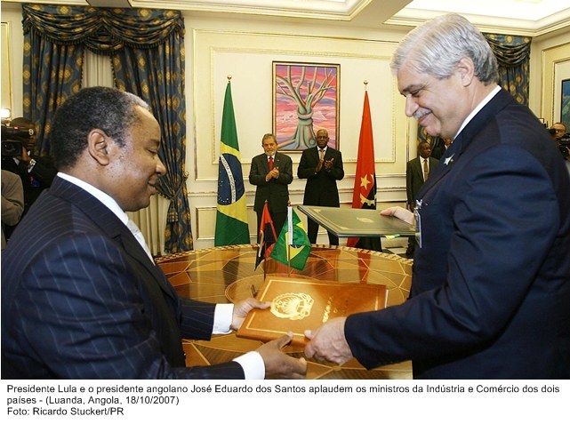 Presidente Lula e o presidente angolano, José Eduardo dos Santos, aplaudem os ministros da Indústria e Comércio dos dois países.