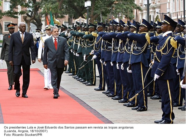 Presidente Lula e o presidente angolano, José Eduardo dos Santos, passam em revista as tropas angolanas.