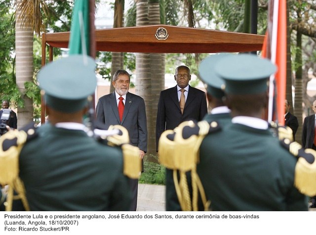 Presidente Lula e o presidente angolano, José Eduardo Santos, durante cerimônia de boas-vindas.