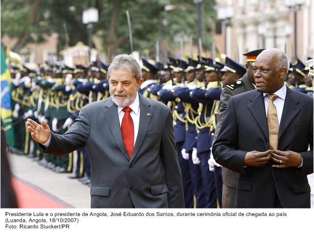 Presidente Lula e o presidente da Angola, José Eduardo dos Santos, durante cerimônia oficial de chagada oficial ao país.