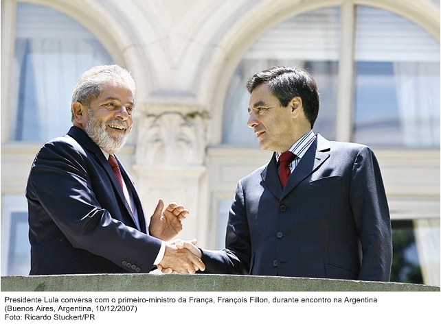 Presidente Lula conversa com o primeiro-ministro da França, François Fillon, durante encontro na Argentina.