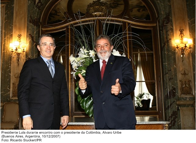 Presidente Lula durante encontro com o presidente da Colômbia, Álvaro Uribe.