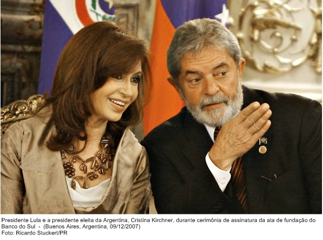 Presidente Lula e a presidente eleita da Argentina, Cristina Kirchner, durante cerimônia de assinatura do ato de fundação do Banco do Sul.