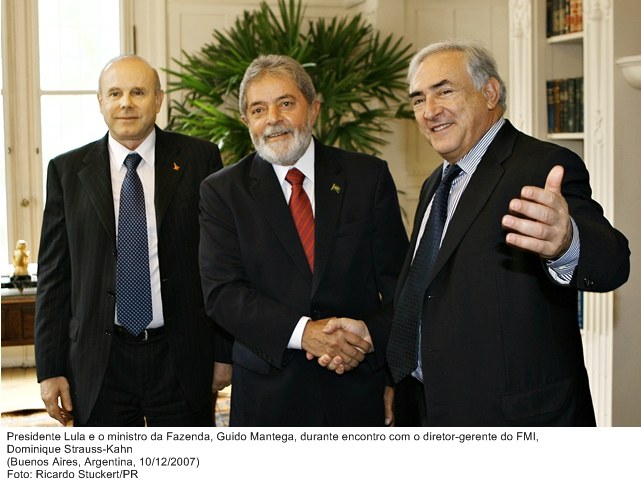 Presidente Lula e o ministro da Fazenda, Guido Mantega, durante encontro com o diretor-gerente do FMI, Dominique Strauss-Khan.