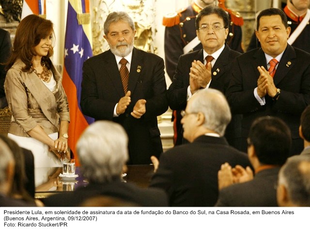 Presidente Lula, em solenidade de assinatura da ata de fundação do Banco do Sul, na Casa Rosada, em Buenos Aires.