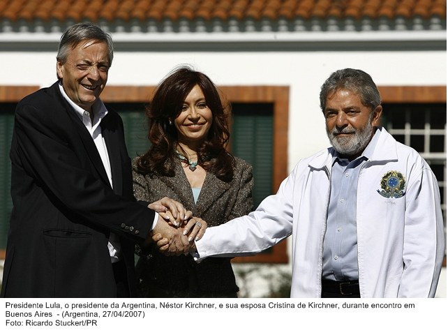 Presidente Lula, o presidente da Argentina Néstor Kirchner e a esposa Cristina Kirchner, durante encontro em Buenos Aires.