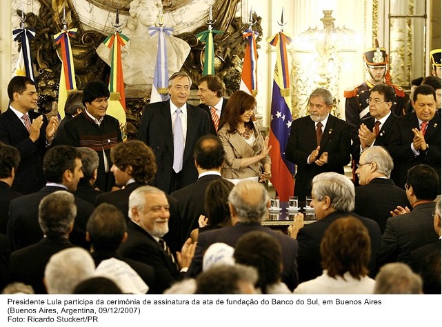 Presidente Lula participa da cerimônia de assinatura da ata de fundação do Bando do Sul, em Buenos Aires.
