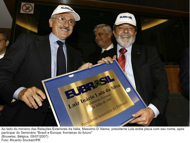 Presidente Lula, ao lado do ministro das Relações Exteriores da Itália, Massimo D'Alema, exibe placa com seu nome.