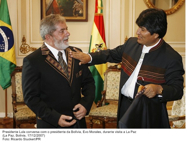 Presidente Lula conversa com o presidente Evo Morales em visita a La Paz.